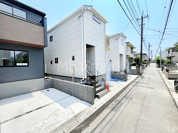 ~Exterior~ 前面道路:北西 4m 私道 前面道路は閑静な住宅地をはしる車通りの少ない道路。駐車の出し入れもらくらくです!ご不明点・現地見学のご希望は、お気軽にお問い合わせください!