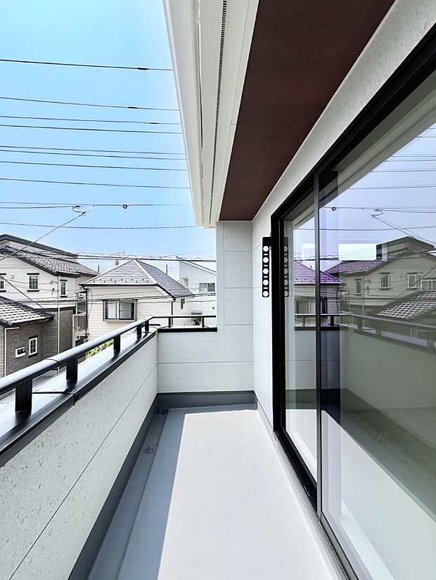 ◆2号棟◆~Balcony~ 南向きのバルコニーの前には雲以外に太陽を遮るものがありません。お洗濯物も乾きやすく、何より明るく気持ちのいい光が入ってきます。家族全員分の洗濯物も一気に干せます。