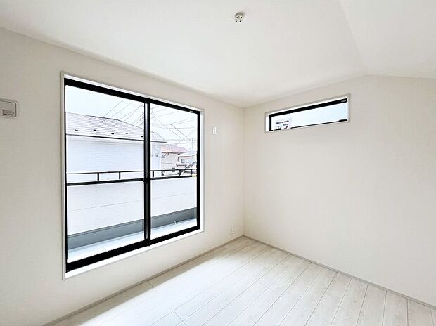 ◆2号棟◆~Bed Room~ マンションと違い部屋数が多いのが戸建てのメリットです。ご家族が増えたことで手狭に感じていた住まいも戸建てでは各居室プライバシーを保つことができます。