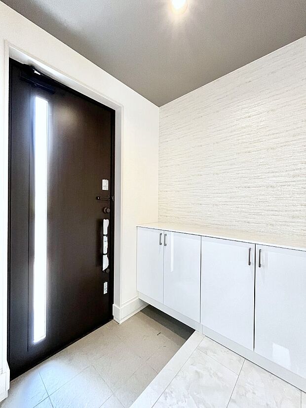 ◆3号棟◆～Entrance～　家の中でお客様を迎える最初の場所である玄関は、家の印象そのものです！豊富な玄関収納で、常に綺麗に保つことが出来ます♪玄関にはたっぷり収納の下駄箱を完備！