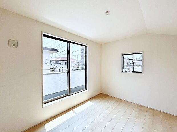 ◆3号棟◆~Bed Room~ マンションと違い部屋数が多いのが戸建てのメリットです。ご家族が増えたことで手狭に感じていた住まいも戸建てでは各居室プライバシーを保つことができます。