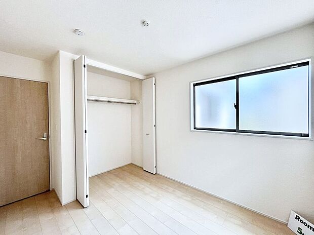 ◆3号棟◆～Bed Room～　子供部屋はお子様にとって大変重な役割があります。子供一人で過ごす空間を与えることで、宿題や勉強時間も自然と増えまた自ら部屋の片付けや掃除なども促すことに繋がります。