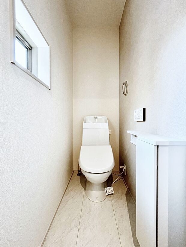 ◆3号棟◆~Toilet~ 綺麗・スッキリ・快適なウォシュレット付トイレでくつろげる空間です。採光もあり明るく、快適空間となっております♪毎日使う場所だからこその配慮です!