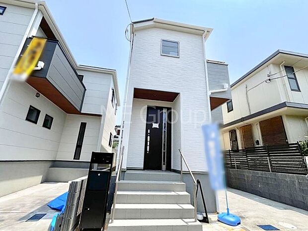 ◆3号棟◆~Exterior~ 堂々たる趣ながら、主張し過ぎずどこか余裕を感じさせるシャープなフォルムで佇む邸宅は、晴天の空と照らし合わせる事で、本来あるべき完成形の姿を見せてくれます。