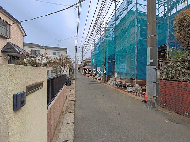 ~Exterior~ 前面道路:北西 4m 私道 前面道路は閑静な住宅地をはしる車通りの少ない道路。駐車の出し入れもらくらくです!ご不明点・現地見学のご希望は、お気軽にお問い合わせください!