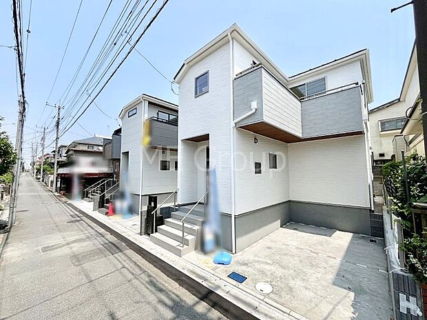 ~Exterior~ 前面道路:北西 4m 私道 前面道路は閑静な住宅地をはしる車通りの少ない道路。駐車の出し入れもらくらくです!ご不明点・現地見学のご希望は、お気軽にお問い合わせください!