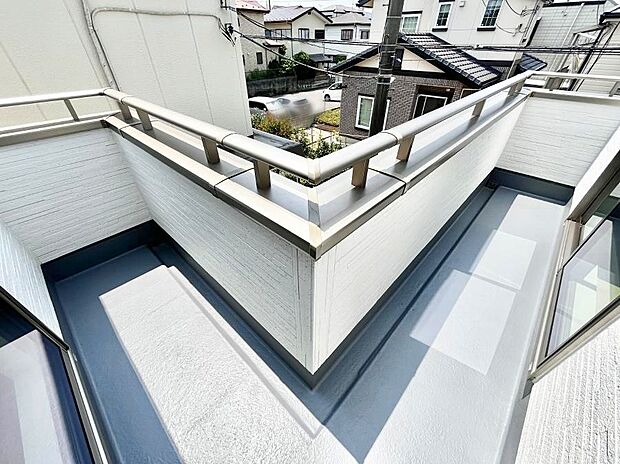 ◆3号棟◆~Balcony~ 大きな空に囲まれた気持ちのいい家。バルコニーを覗くだけで圧倒的な開放感に包まれます。バルコニーは陽がさしこみお布団や洗濯物を気持ちよく干すことができます。
