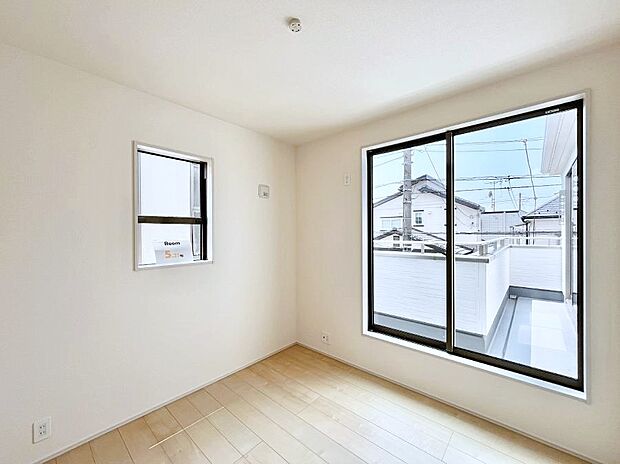 ◆3号棟◆~Bed Room~ 2面採光を確保した明るい室内は、風通しも良く、大変居心地の良い空間となっております。爽やかな風を感じて起きる朝は、快適生活の始まりに!日当たりが良い住まい♪