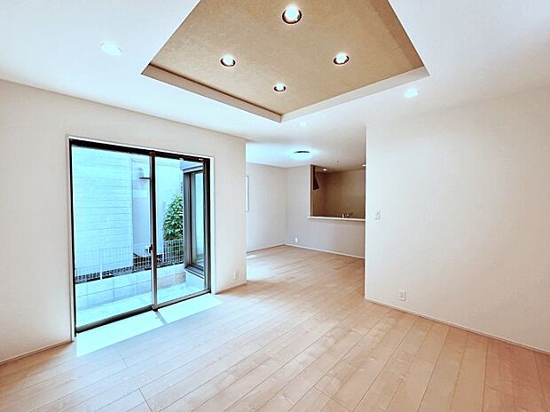 ◆3号棟◆～Living～　豊かな陽光がこの場所を照らしだす。光溢れるこの空間はみんなの笑顔が集う場所、時を忘れ、つきることのないたわいもない会話を楽しむ時間、たくさんの思いが綴られる場所。