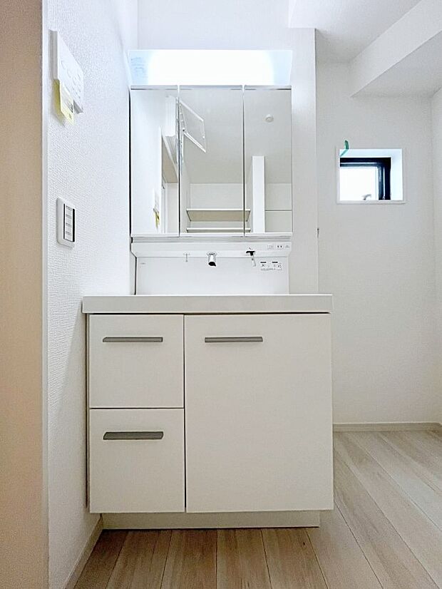 大きく見やすい三面鏡で清潔感ある洗面台は、身だしなみチェックや肌のお手入れにおすすめです。