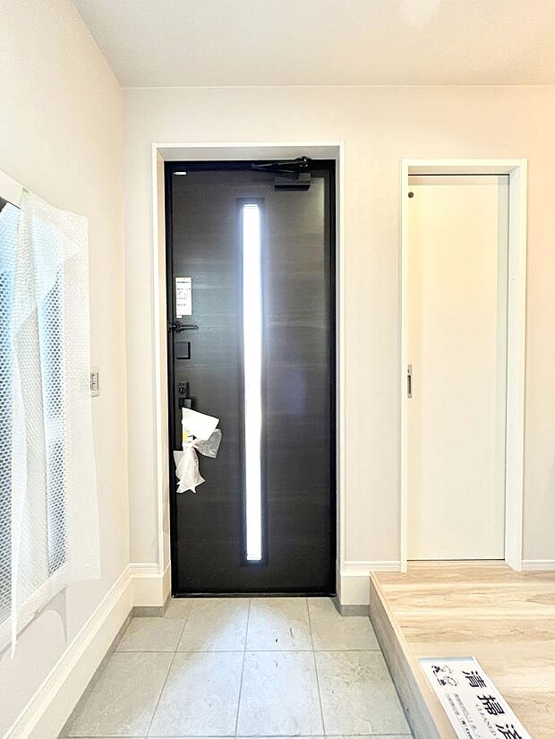 ◆6号棟◆~Entrance~ 玄関は家の顔といわれますが我が家のセンスをさりげなく感じさせる魅力ある玄関造りも楽しみの一つ。帰宅する度に家族がほっとできる心地よい空間造りも大切ですね♪