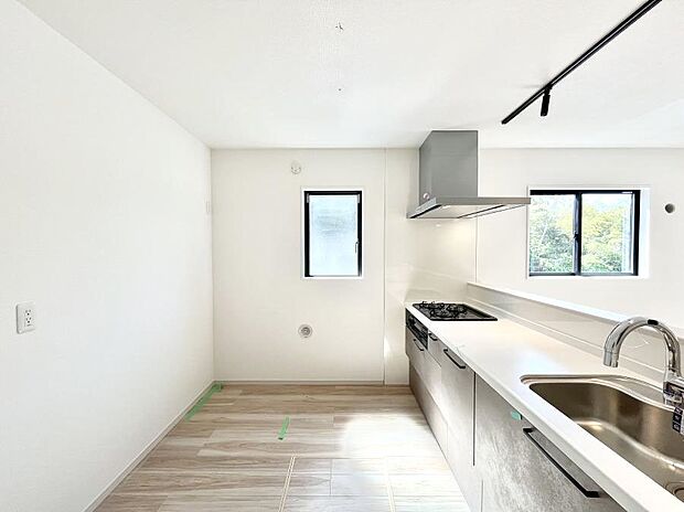 ◆6号棟◆~Kitchen~ 自然光が入る窓のあるキッチン☆毎日使う場所だからこそ、使い勝手を考慮しました。ゆったりとしたキッチンコーナーは質感豊かな仕上がりとなっております。