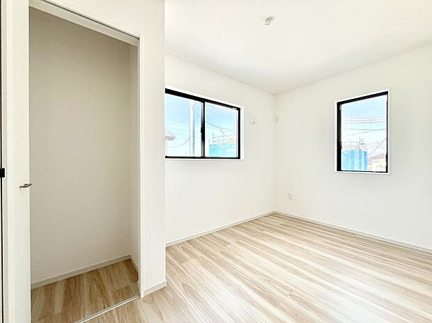 ◆6号棟◆~Bed Room~全居室には収納クローゼットを完備!普段使いのお洋服や小物はもちろん、季節物のお洋服などもしっかりと整理整頓おしまい頂けます。 居室空間を広く使用できますね。