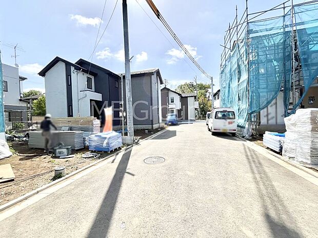 ~Exterior~ 前面道路は閑静な住宅地をはしる車通りの少ない道路。駐車の出し入れもらくらくです!ご不明点・現地見学のご希望は、お気軽にお問い合わせください!