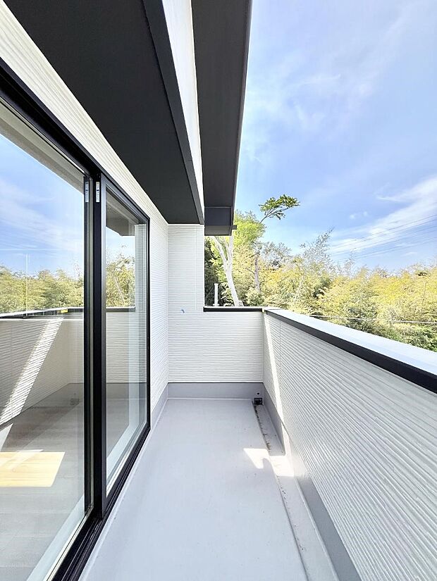 ◆6号棟◆~Balcony~ バルコニーは温かい陽がさしこみ、お布団や洗濯物を気持ちよく干すことができます。 使いやすく開放的なバルコニーです♪陽ざしがたっぷり降り注ぐ、バルコニー付き住まい。