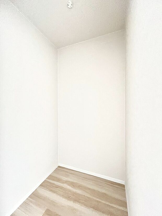 ◆6号棟◆~Walk-in Closet~ たくさんの洋服をかけてもシワになりにくいウォークインクローゼット。洋服以外にも、普段使わない家電やスーツケース、ストック品など何でも片付く嬉しい空間です。