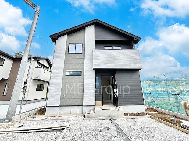 ◆5号棟◆ ~Exterior~ 堂々たる趣ながら、主張し過ぎずどこか余裕を感じさせるシャープなフォルムで佇む邸宅は、晴天の空と照らし合わせる事で、本来あるべき完成形の姿を見せてくれます。