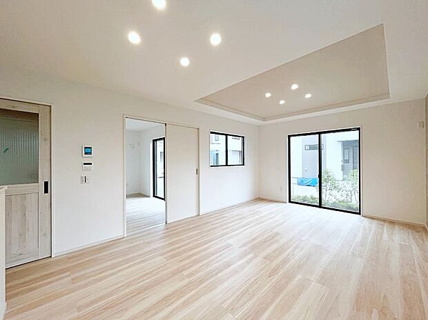お洒落で開放感のある折り上げ天井を採用したリビングダイニング