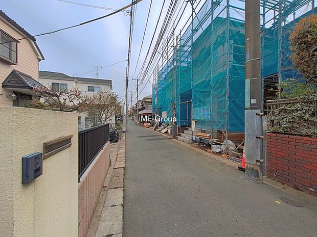 ~Exterior~ 前面道路:北西 4m 私道 前面道路は閑静な住宅地をはしる車通りの少ない道路。駐車の出し入れもらくらくです!ご不明点・現地見学のご希望は、お気軽にお問い合わせください!