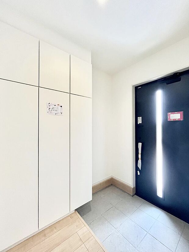◆1号棟◆~Entrance~ 家の中でお客様を迎える最初の場所である玄関は、家の印象そのものです!豊富な玄関収納で、常に綺麗に保つことが出来ます♪玄関にはたっぷり収納の下駄箱を完備!