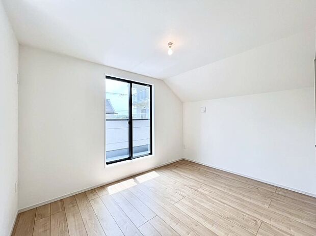 ◆1号棟◆~Bed Room~ 木の温もりがやさしいフローリングは安らぎをもたらすプライベート空間。明るめのフローリングですので、壁紙ともマッチし、お部屋を更に広く見せてくれる効果も。