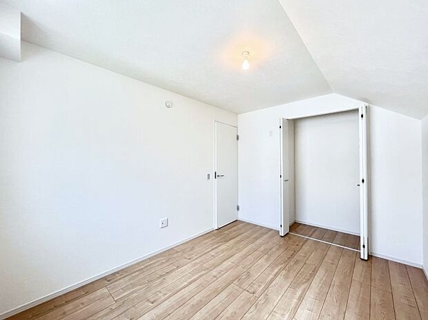 ◆1号棟◆~Bed Room~ 子供部屋はお子様にとって大変重な役割があります。子供一人で過ごす空間を与えることで、宿題や勉強時間も自然と増えまた自ら部屋の片付けや掃除なども促すことに繋がります。