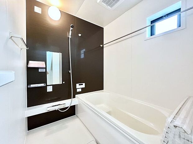 ◆1号棟◆~Bath Room~ 窓付きのバスルームは、採光もあり明るく気持ちの良い空間です。窓があることで、換気環境も良好。ゆったり寛げるバスルームで、毎日のバスタイムが楽しみになりそうです。