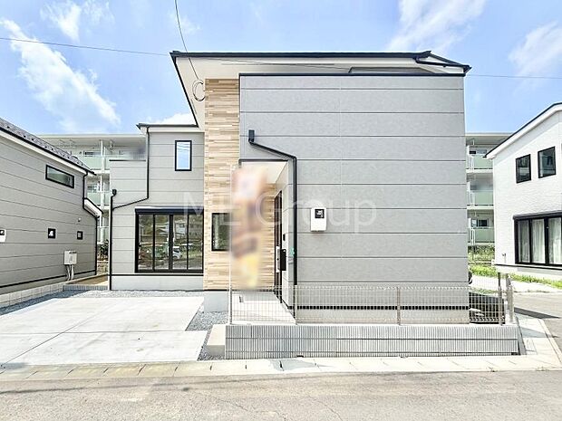 ◆1号棟◆~Exterior~ 一戸建ての大きなメリットは、自分達の「土地」を「自由に」使える事です。ガーデニングやDIY,車やバイクの趣味など様々な用途で利用できます。