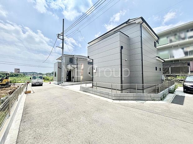 ~Exterior~ 前面道路:南東 4.5m 私道 前面道路は閑静な住宅地をはしる車通りの少ない道路。駐車の出し入れもらくらくです!ご不明点・現地見学のご希望は、お気軽にお問い合わせください!
