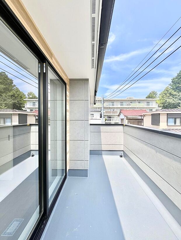 ◆1号棟◆~Balcony~ バルコニーは温かい陽がさしこみ、お布団や洗濯物を気持ちよく干すことができます。使いやすく開放的なバルコニーです♪陽ざしがたっぷり降り注ぐ、バルコニー付き住まい。