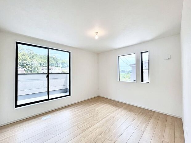 ◆1号棟◆~Bed Room~ 「今日も一日お疲れ様」とご夫婦でゆったりくつろげる寝室。 毎日の家事やお仕事に疲れた日はフカフカのベットで癒されてください。本棚をおいても快適な広さが自慢♪