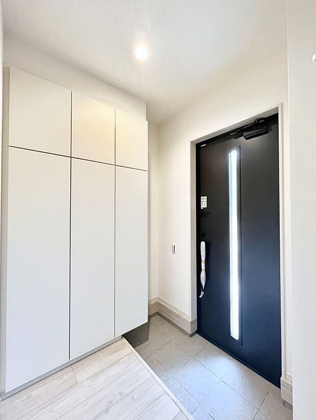 ◆2号棟◆~Entrance~ 家の中でお客様を迎える最初の場所である玄関は、家の印象そのものです!豊富な玄関収納で、常に綺麗に保つことが出来ます♪玄関にはたっぷり収納の下駄箱を完備!