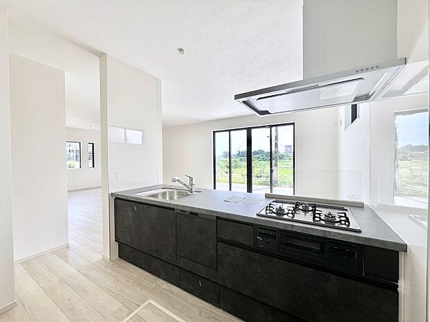 ◆2号棟◆～Kitchen～　会話が弾むリビング、料理が愉しくなるキッチン。家は、ただ生活する場ではなく、暮らしを愉しく、快適にする場所。笑顔の毎日、安らぎの日々のために、最新の設備・仕様を採用。