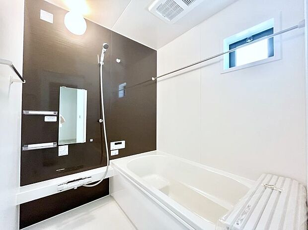 ◆2号棟◆~Bath Room~ 足を伸ばして入浴することが可能!一日の疲れを癒す貴重なバスタイムです。お子様とご一緒でも十分な広さなので、リビングとは違った家族団欒のひと時をお楽しみいただけます。