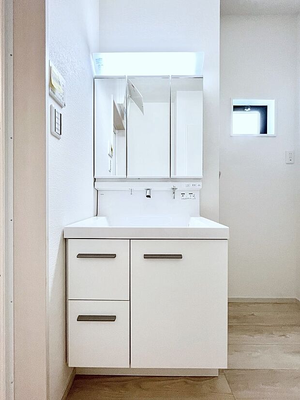 ◆2号棟◆～Dressing Room～　暗くなりがちな洗面所も窓があると採光と換気が可能なので気持ちよくお使い頂けます。三面鏡タイプの洗面台は鏡裏収納で散らかりがちな洗面所もスッキリ♪