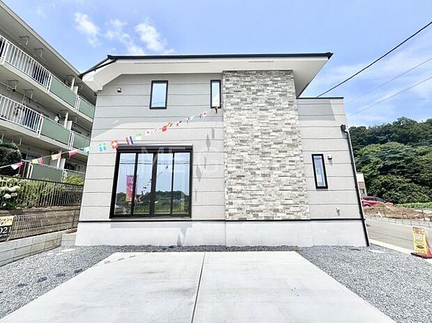 ◆2号棟◆～Exterior～　角地により陽当り・風通し良好です。うららかな陽射しがどのお部屋にも降り注ぎますように、快適さを追求した間取設計。生活を恵みの豊かな永住の地へと変えてくれます。