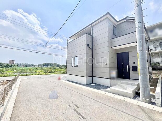 ~Exterior~ 前面道路:南西 5.1m 公道、南東 4.5m 私道 低層の一戸建てを中心とした街並みが整然と続き、周辺は高い建物が建っていないので、緑の多い閑静な趣を感じる環境です。