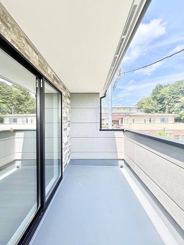 ◆2号棟◆~Balcony~ 大きな空に囲まれた気持ちのいい家。バルコニーを覗くだけで圧倒的な開放感に包まれます。バルコニーは陽がさしこみお布団や洗濯物を気持ちよく干すことができます。