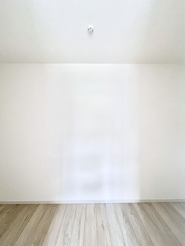 ◆2号棟◆～Walk-in Closet～　たくさんの洋服をかけてもシワになりにくいウォークインクローゼット。洋服以外にも、普段使わない家電やスーツケース、ストック品など何でも片付く嬉しい空間です。