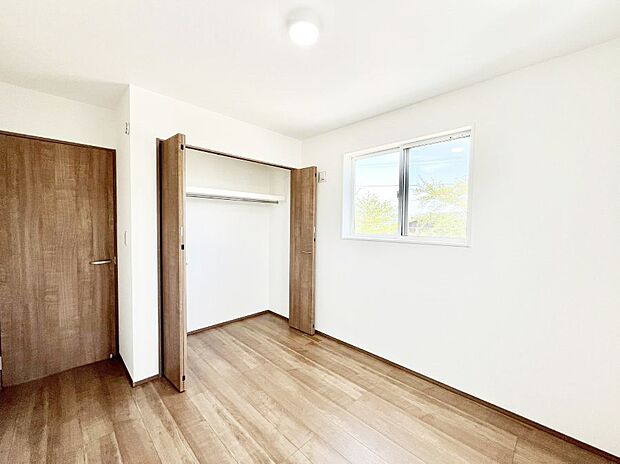 ◆No.3◆～Bed Room～  全居室には収納クローゼットを完備！普段使いのお洋服や小物はもちろん、季節物のお洋服などもしっかりと整理整頓おしまい頂けます。  居室空間を広く使用できますね。