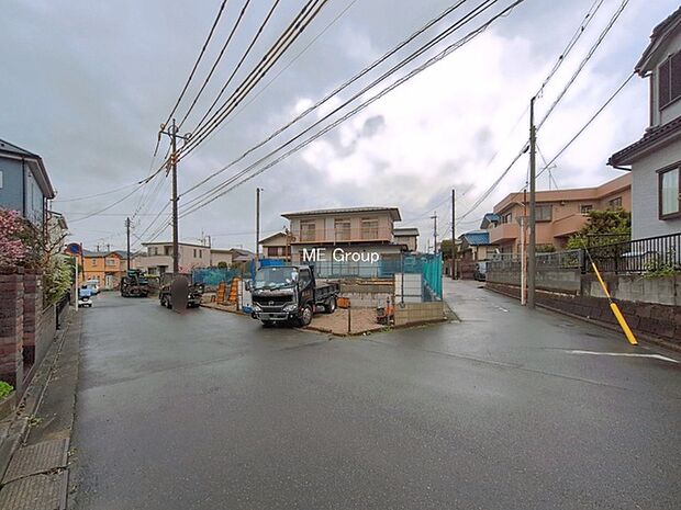 ~Exterior~ 前面道路:南東 6m 公道、北東 4m 公道 低層の一戸建てを中心とした街並みが整然と続き、周辺は高い建物が建っていないので、緑の多い閑静な趣を感じる環境です。