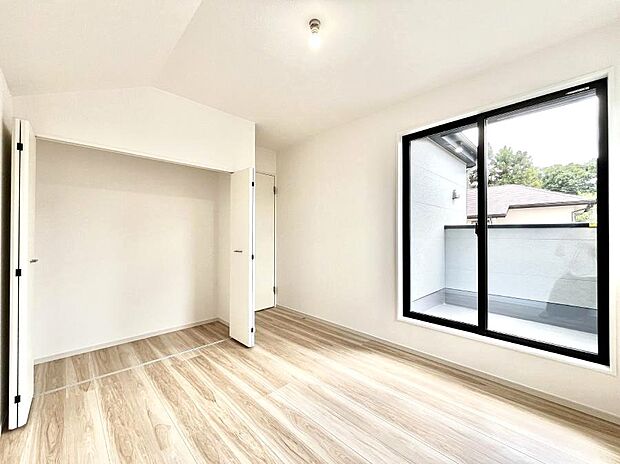 ～Bed Room～  全居室には収納クローゼットを完備！普段使いのお洋服や小物はもちろん、季節物のお洋服などもしっかりと整理整頓おしまい頂けます。  居室空間を広く使用できますね。