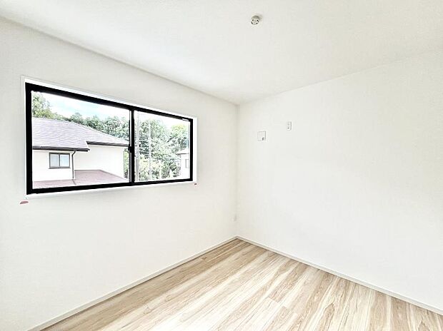 ～Bed Room～　子供部屋はお子様にとって大変重な役割があります。子供一人で過ごす空間を与えることで、宿題や勉強時間も自然と増えまた自ら部屋の片付けや掃除なども促すことに繋がります。