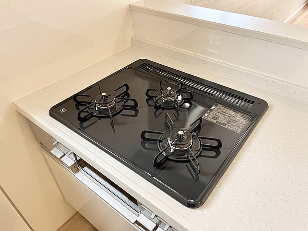 楽しみが広がる3口のシステムキッチンでお料理も効率良く出来ます。※同仕様写真