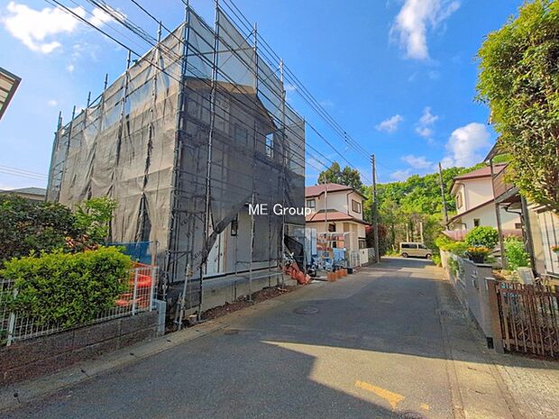 ~Exterior~ 前面道路は閑静な住宅地をはしる車通りの少ない道路。駐車の出し入れもらくらくです!ご不明点・現地見学のご希望は、お気軽にお問い合わせください!