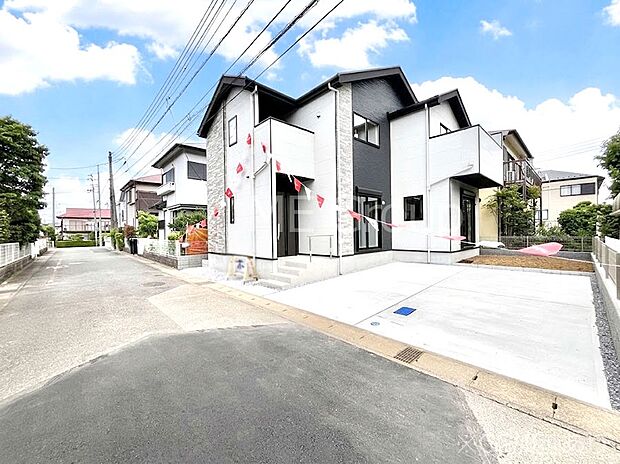 ~Exterior~ 前面道路は閑静な住宅地をはしる車通りの少ない道路。駐車の出し入れもらくらくです!ご不明点・現地見学のご希望は、お気軽にお問い合わせください!