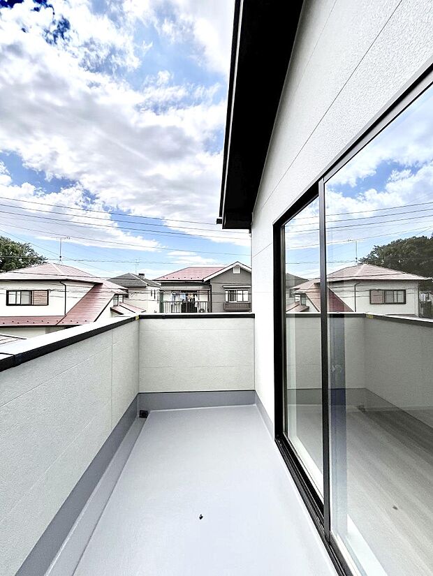 ～Balcony～  バルコニーは温かい陽がさしこみ、お布団や洗濯物を気持ちよく干すことができます。  使いやすく開放的なバルコニーです♪陽ざしがたっぷり降り注ぐ、バルコニー付き住まい。  