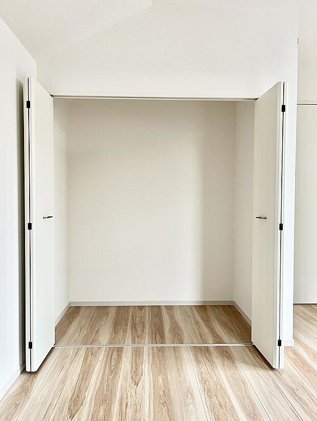 ~Closet~ 壁面クローゼットがあればタンスを置く必要がなく、出っ張りのないスッキリ空間を維持できます。限られたスペースを有効に活用できそう。※同仕様写真