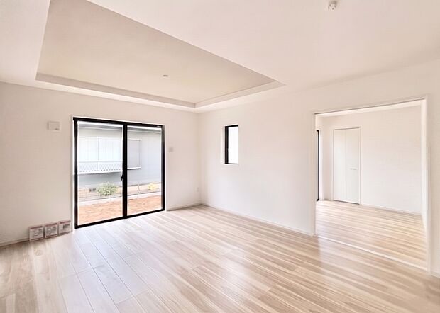 ~Living~ 豊かな陽光がこの場所を照らしだす。光溢れるこの空間はみんなの笑顔が集う場所、時を忘れ、つきることのないたわいもない会話を楽しむ時間、たくさんの思いが綴られる場所。※同仕様写真