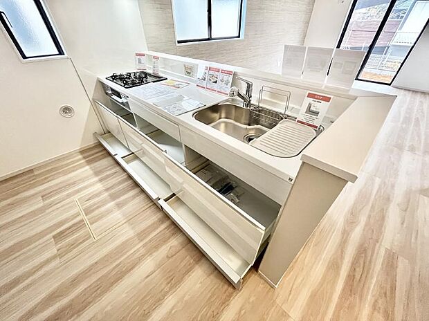 ～Kitchen～　キッチン設備は3口ガスコンロ付き♪スペースにもゆとりがあり、日々の家事もはかどりそうですね♪※同仕様写真  